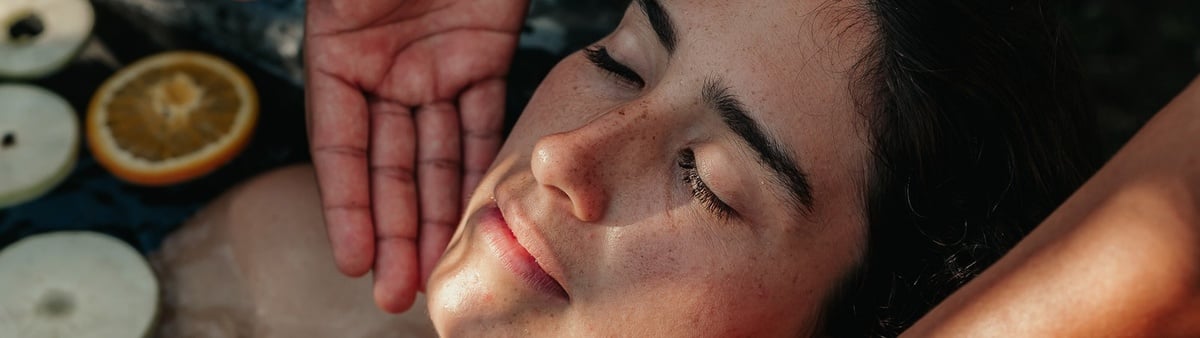 un grupo de personas están remando en tablas de surf en un río .