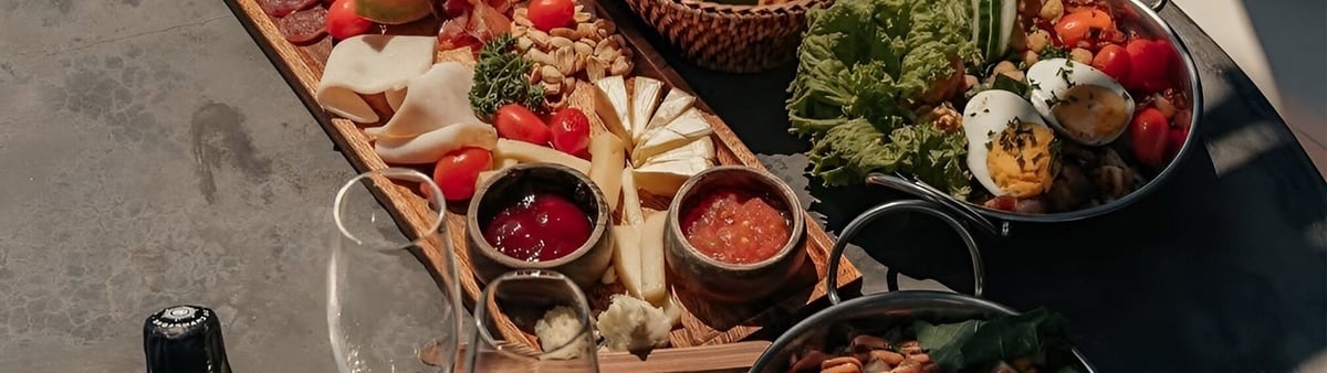 un grupo de personas están remando en tablas de surf en un río .