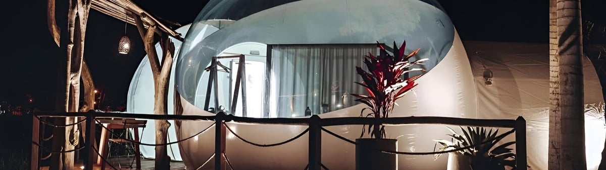 un bote azul y blanco está en el agua en una playa