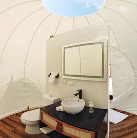 un baño con inodoro , lavabo y espejo