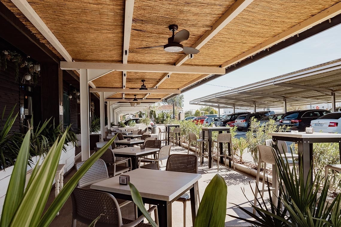 la entrada al hotel casa lorenzo con un techo de madera
