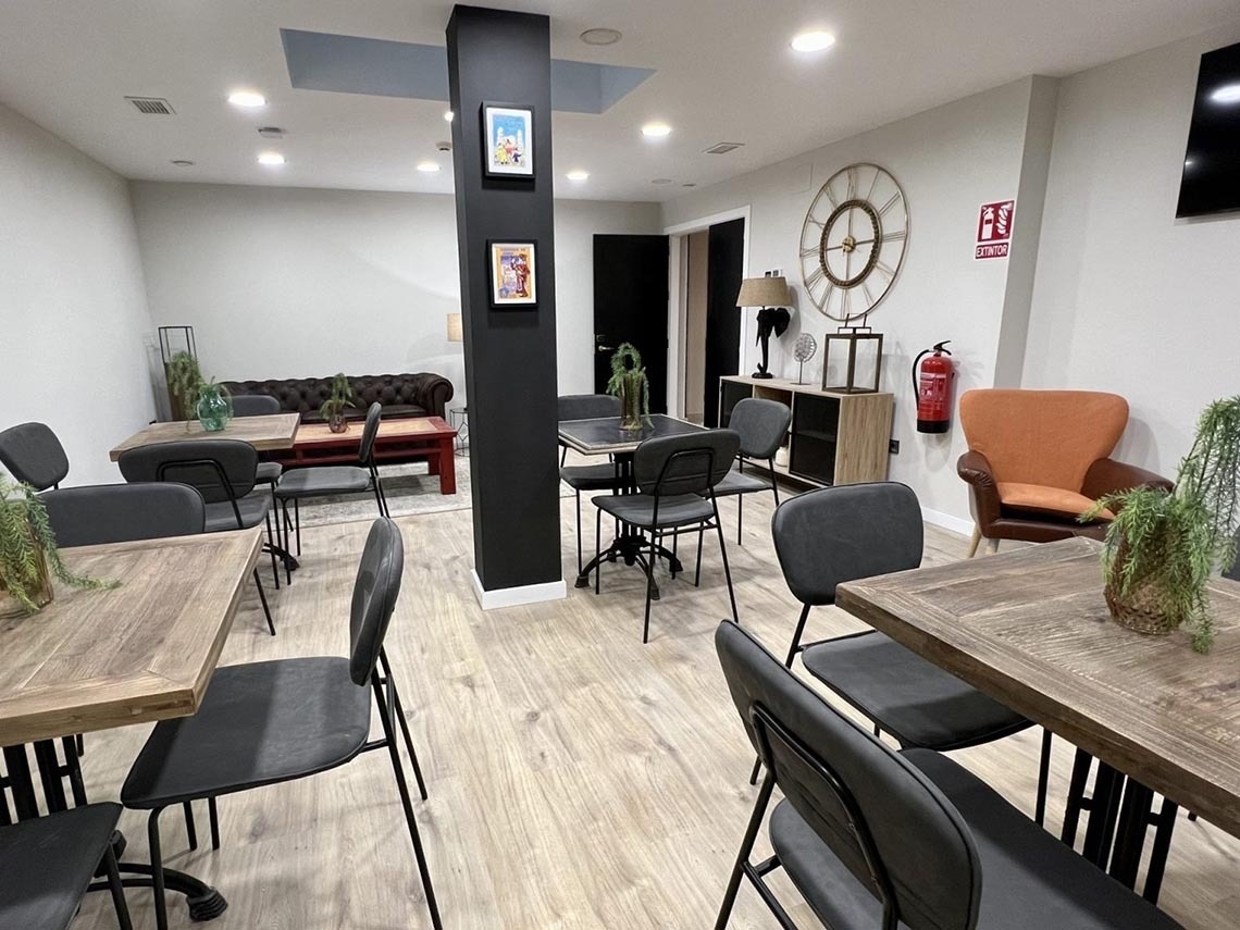 una novia y un novio bailan frente a un grupo de músicos