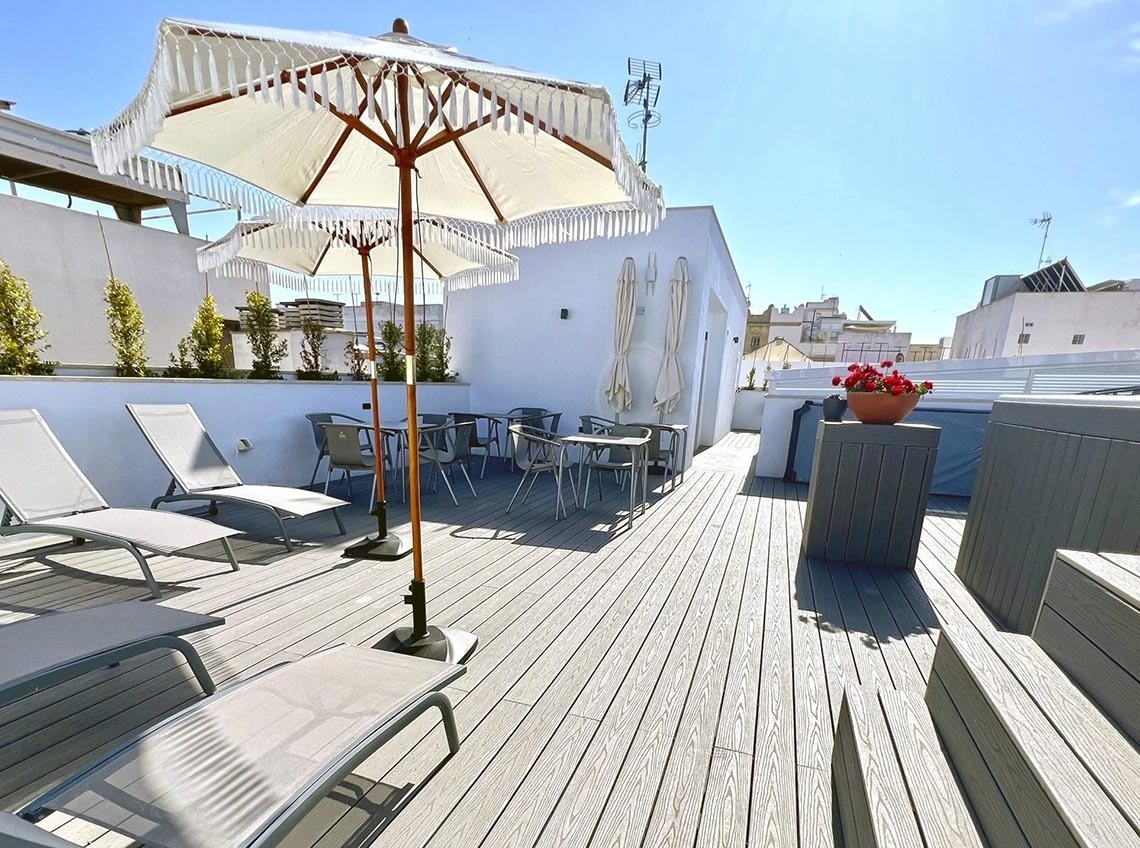 un restaurante lleno de mesas y sillas con platos y copas