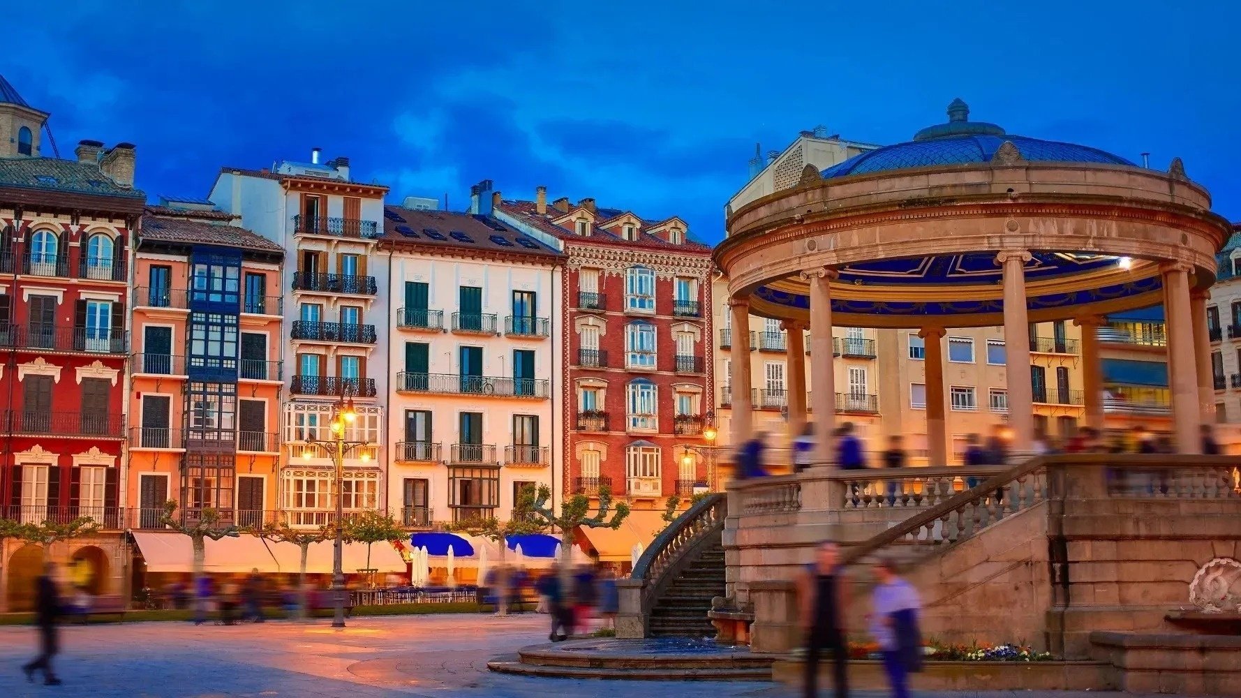 um grupo de pessoas está ao redor de um gazebo na cidade