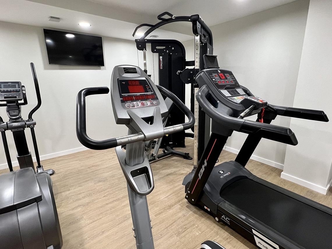 la entrada al hotel casa lorenzo con un techo de madera