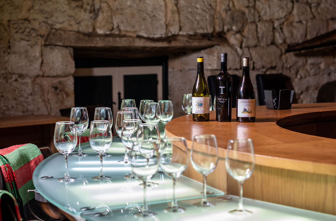Hacienda Zorita Wine Hotel: Finca con piscina y viñedos, arquitectura tradicional española.
