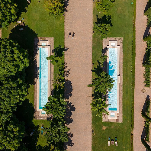 Vista aérea de piscinas y jardines de Hacienda Zorita Wine Hotel, ideal para relajarse.