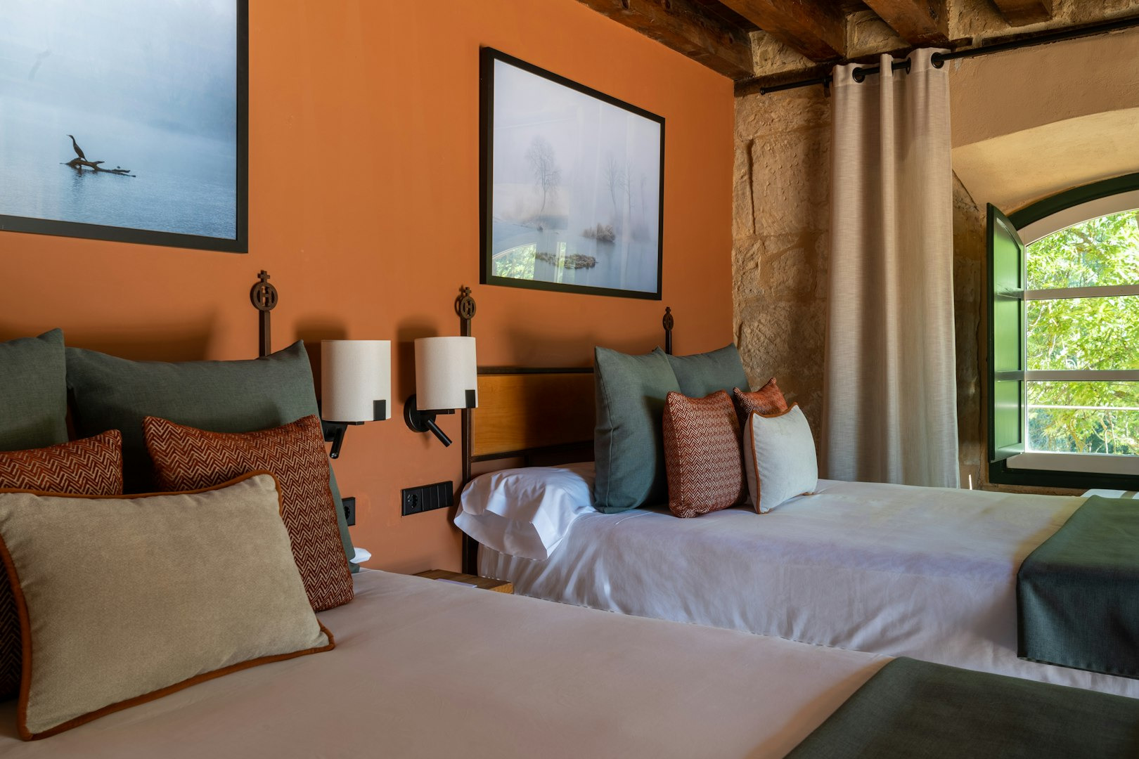Habitación con dos camas, cuadros y ventana al exterior. Hacienda Zorita Wine Hotel
