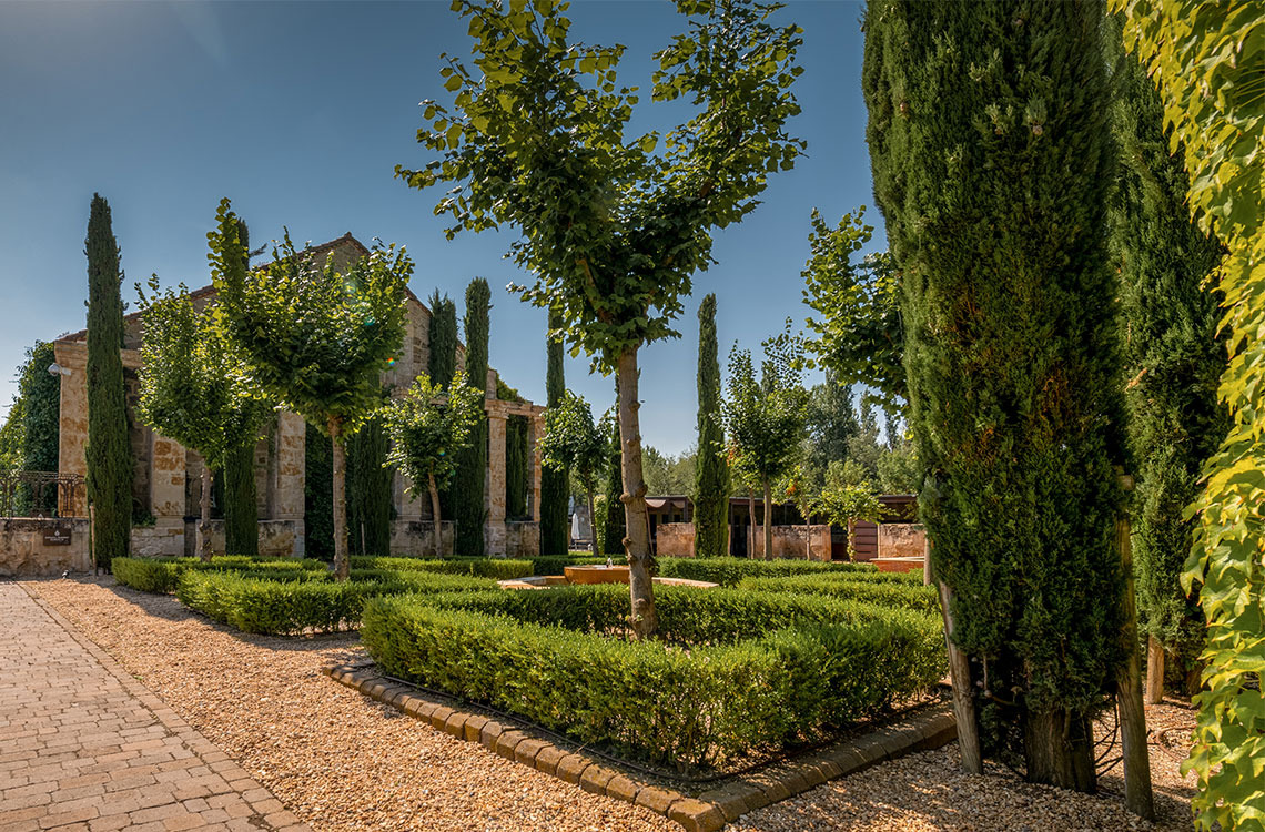Jardín francés del hotel: un oasis de tranquilidad Hacienda Zorita Wine Hotel.