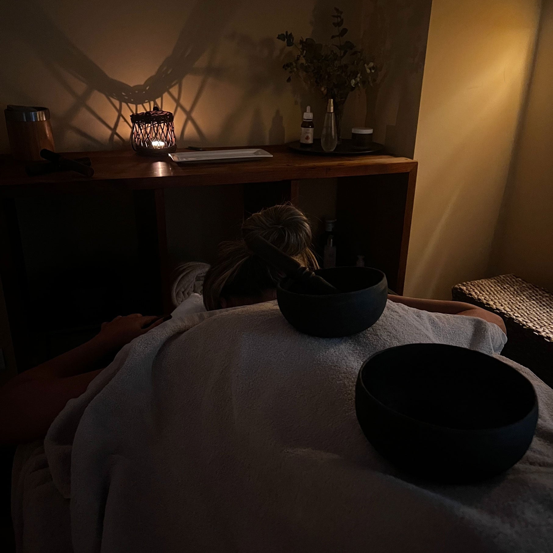 Relajante masaje con cuencos tibetanos enHacienda Zorita Wine Hotel, con velas y decoración zen.
