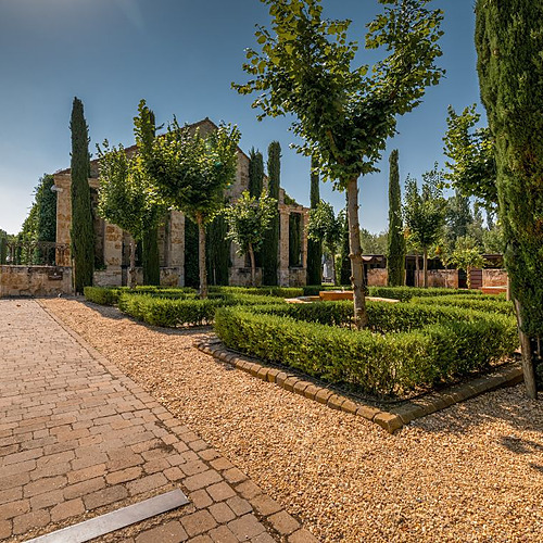 Jardín elegante con arquitectura antigua y Hacienda Zorita Wine Hotel
