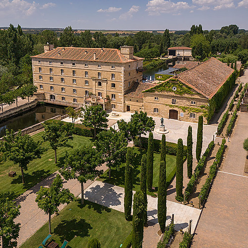 Hacienda Zorita Wine Hotel: Finca histórica con viñedos, lago y hotel boutique rural.
