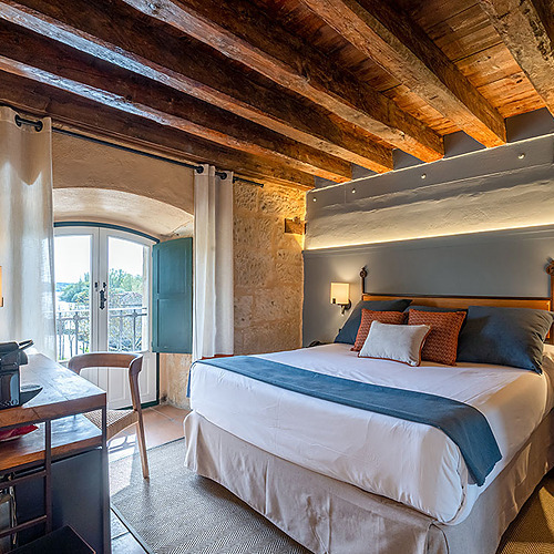 Habitación de lujo con vigas de madera y vistas Hacienda Zorita Wine Hotel
