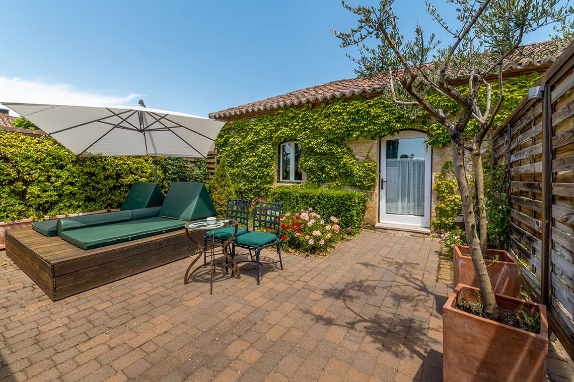 Hacienda Zorita Wine Hotel: Patio con tumbonas y acceso a habitación en hotel rural toscano.
