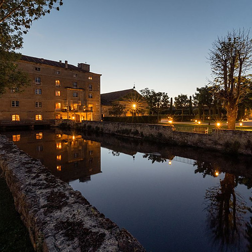 Hotel con río y luces. Hacienda Zorita Wine Hotel iluminado por la noche.