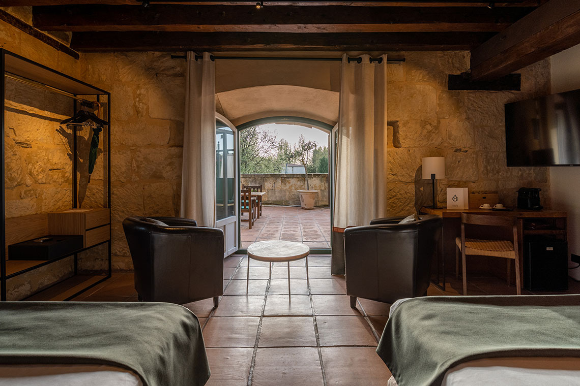 Habitación con terraza exterior, ideal para tu Hacienda Zorita Wine Hotel.
