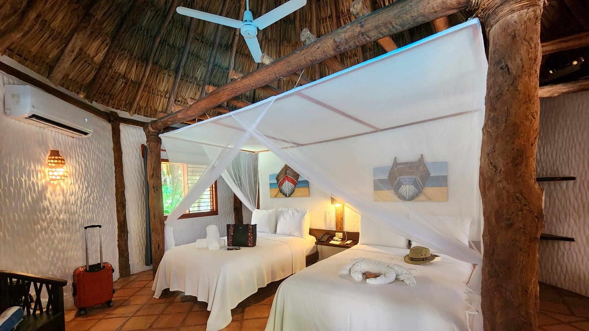 una habitación de hotel con dos camas y un ventilador de techo