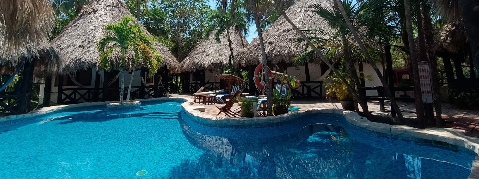 Holbox by Xaloc: cabañas tropicales con piscina y hamacas, ideal para vacaciones en la playa.