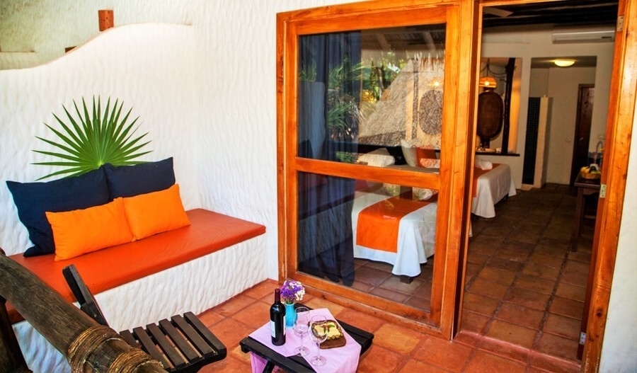 una habitación con dos camas y un teléfono en la mesita de noche