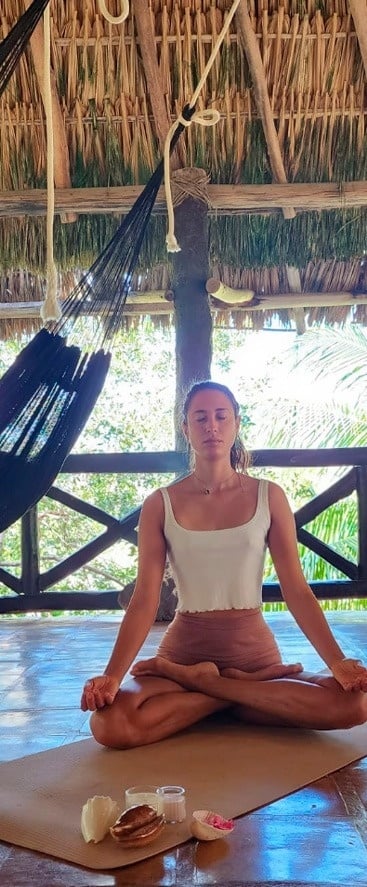 un restaurante con mesas y sillas de mimbre y un techo de madera .