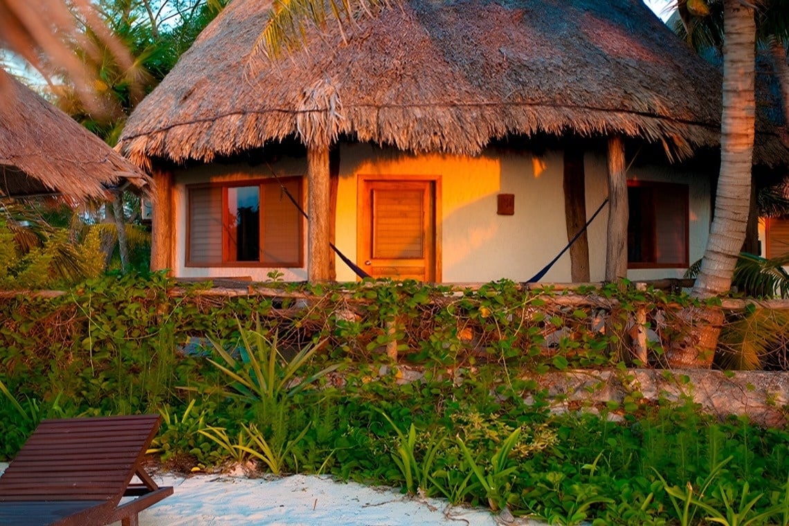 una habitación con una cama y un ventilador de techo