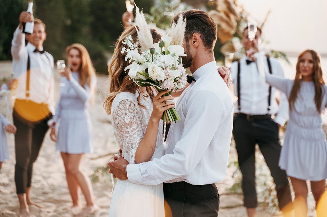 una gran piscina rodeada de palmeras y edificios