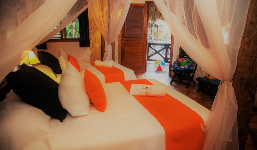 una habitación de hotel con dos camas y un ventilador de techo