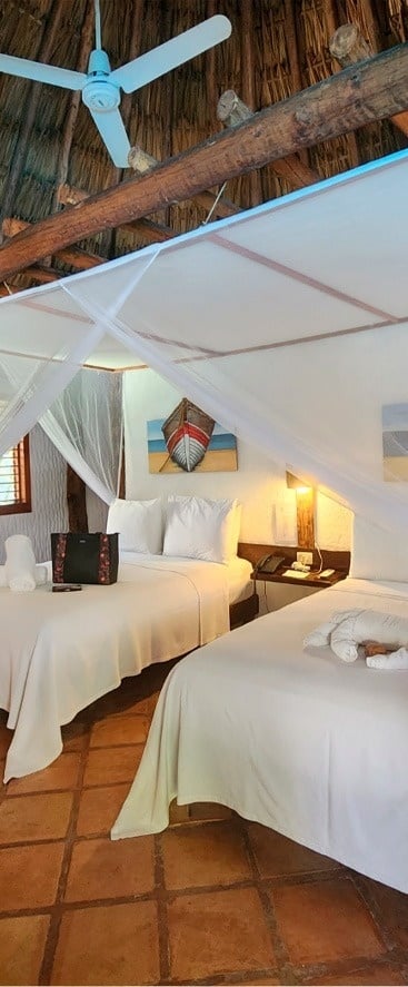 una habitación con una cama y un ventilador de techo