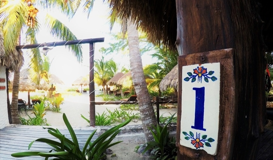 Un cartel decorativo con el número 