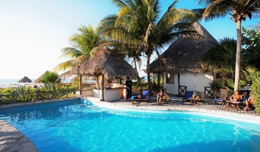 una habitación con dos camas y un mural en la pared