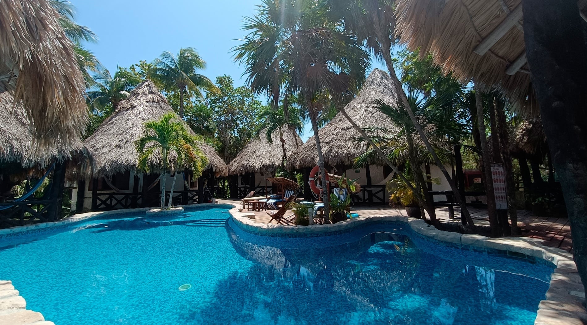 un primer plano de un paraguas de paja en la playa