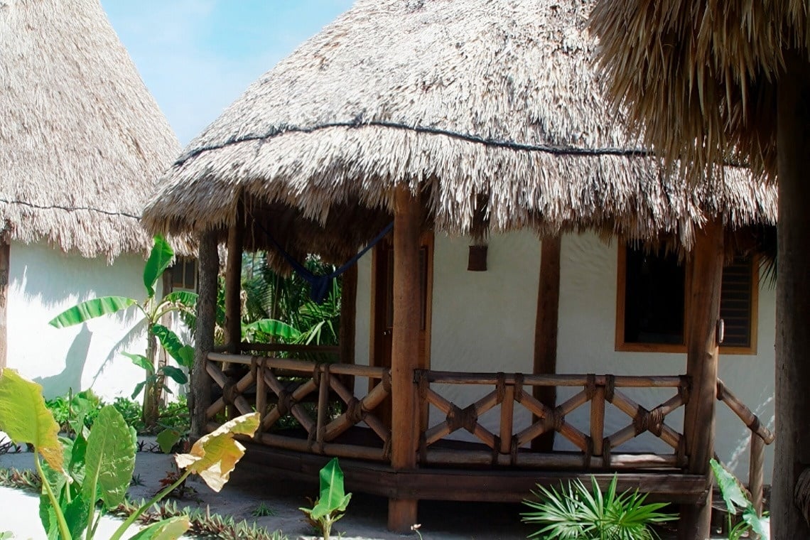 una habitación con dos camas y un teléfono en la mesita de noche