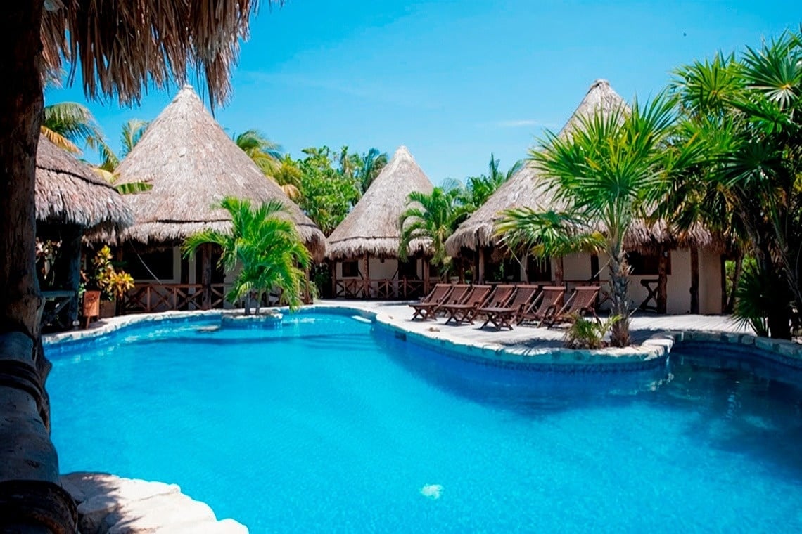 una habitación con una cama y un ventilador de techo