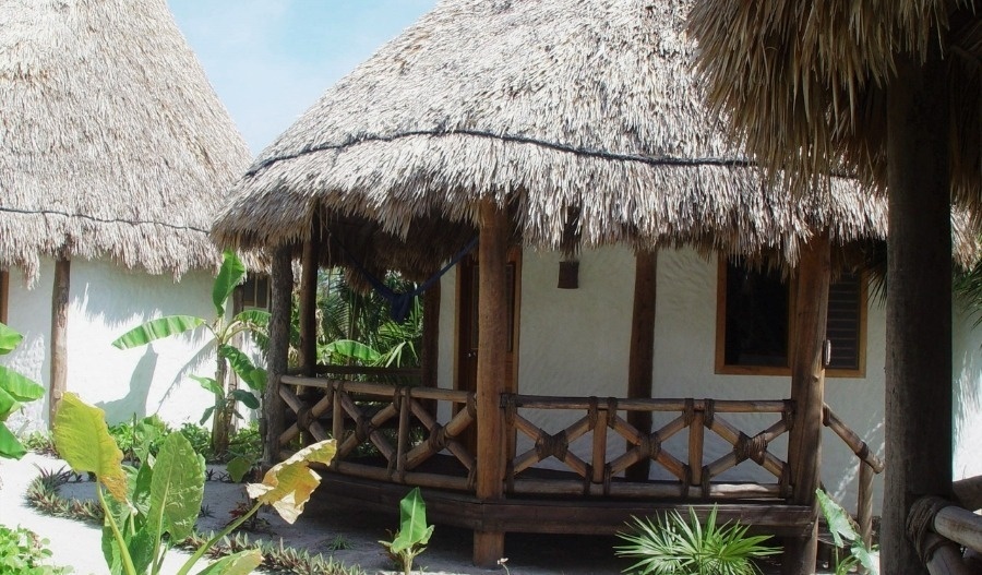 una habitación de hotel con dos camas y un ventilador de techo