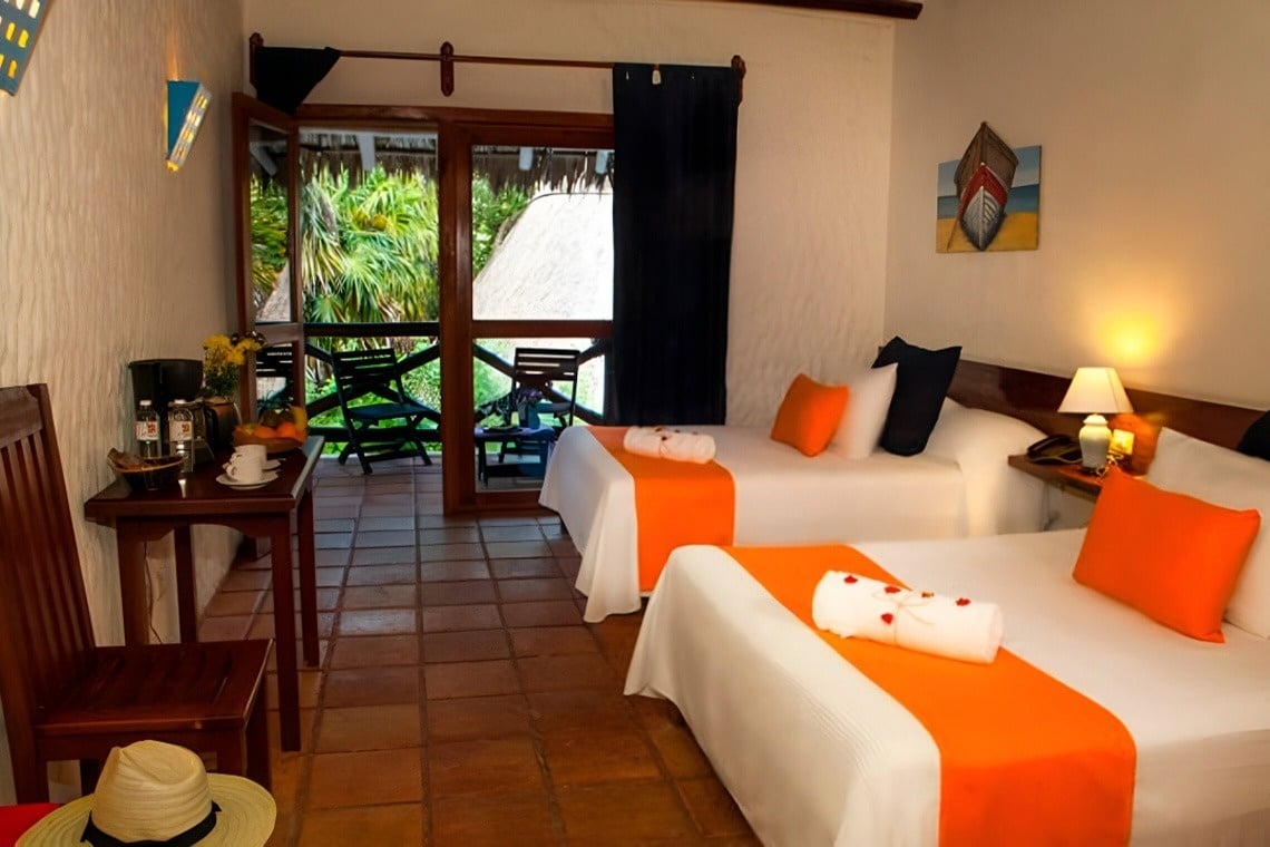 una habitación de hotel con una cama y un ventilador de techo