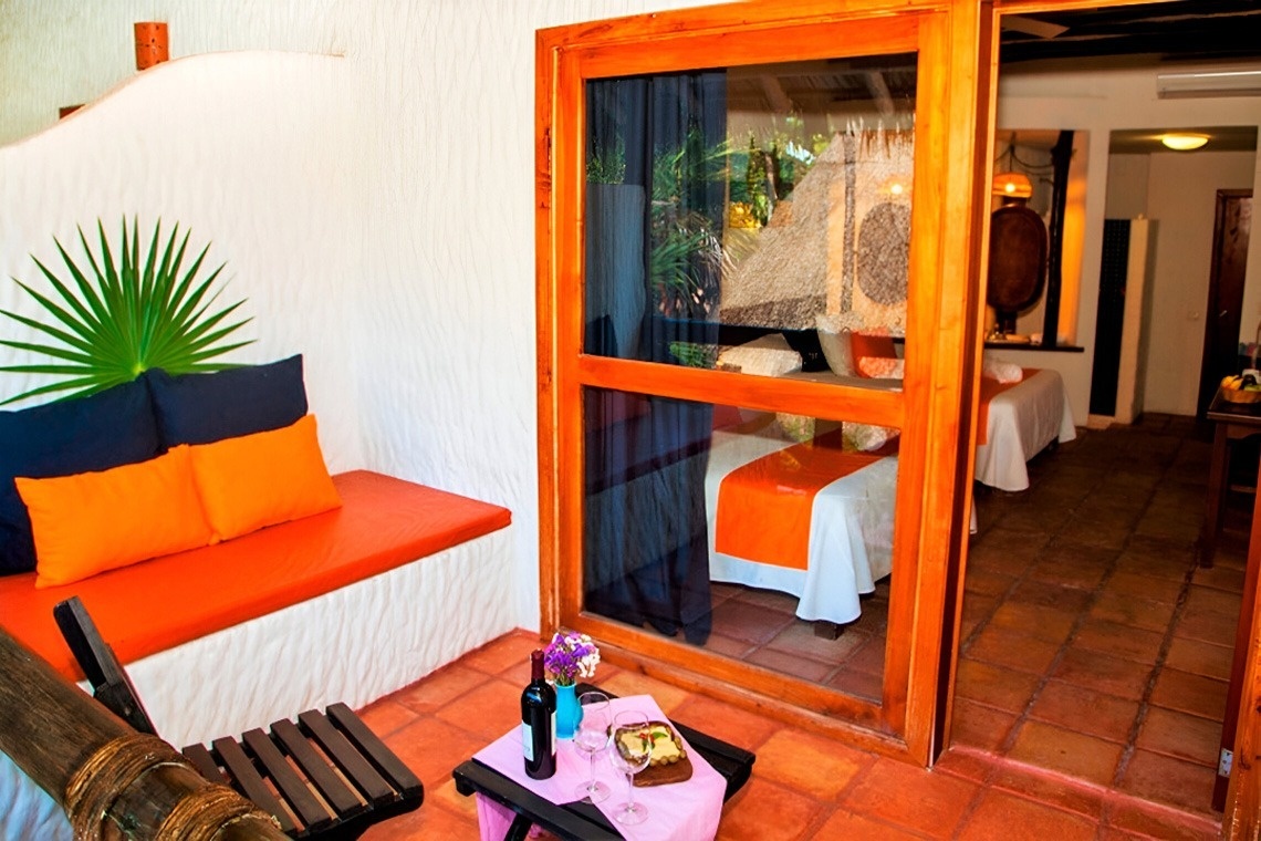 una habitación con una cama y un ventilador de techo