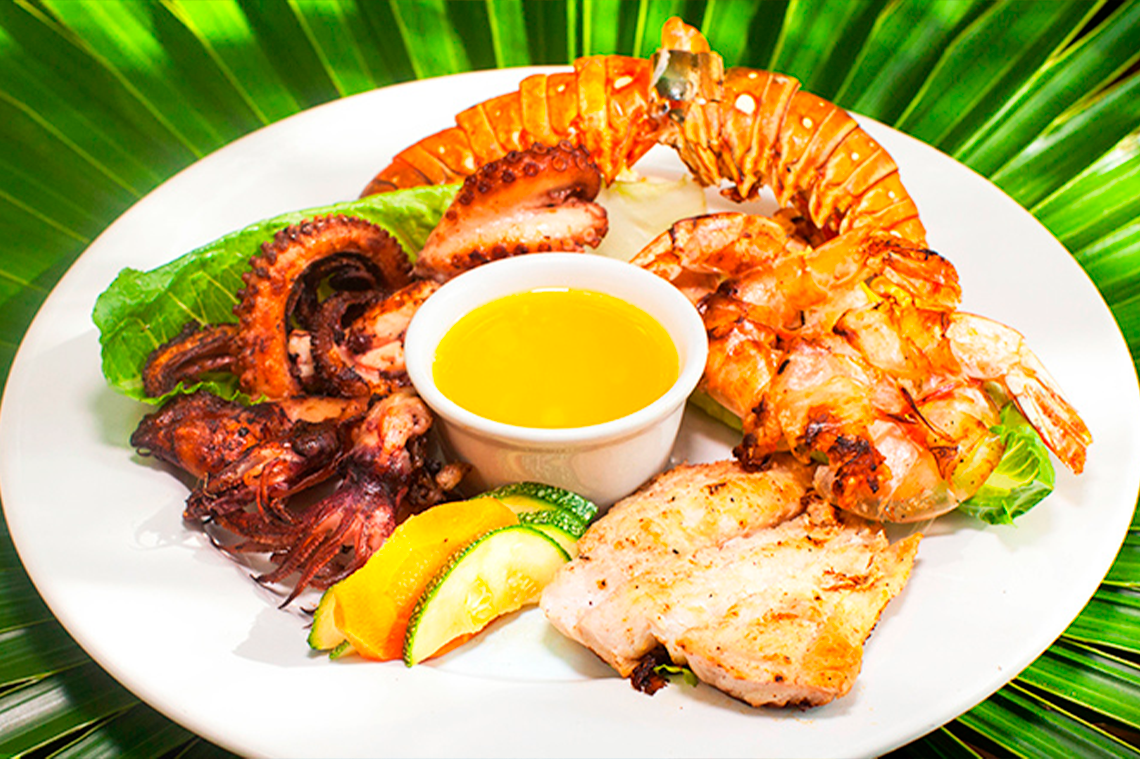 una habitación llena de mesas y sillas y un mostrador de cócteles