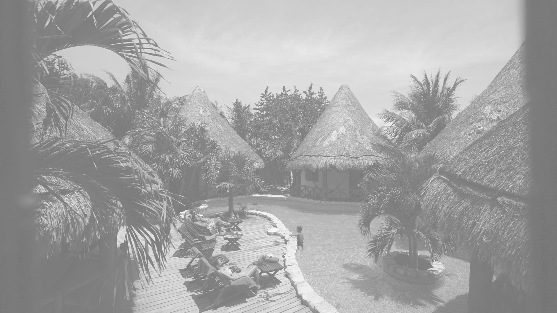 una habitación con una cama y un ventilador de techo=s1900