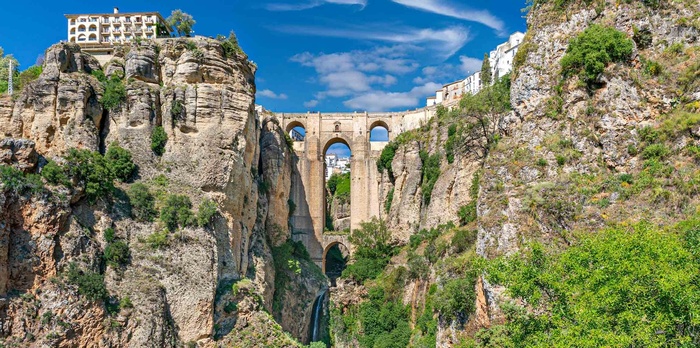 Hotel en Ronda, edificio en acantilado con vistas al icónico Puente Nuevo.