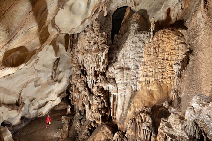 Impresionante cueva con estalactitas y estalagmitas. Atracción turística cerca del hotel.