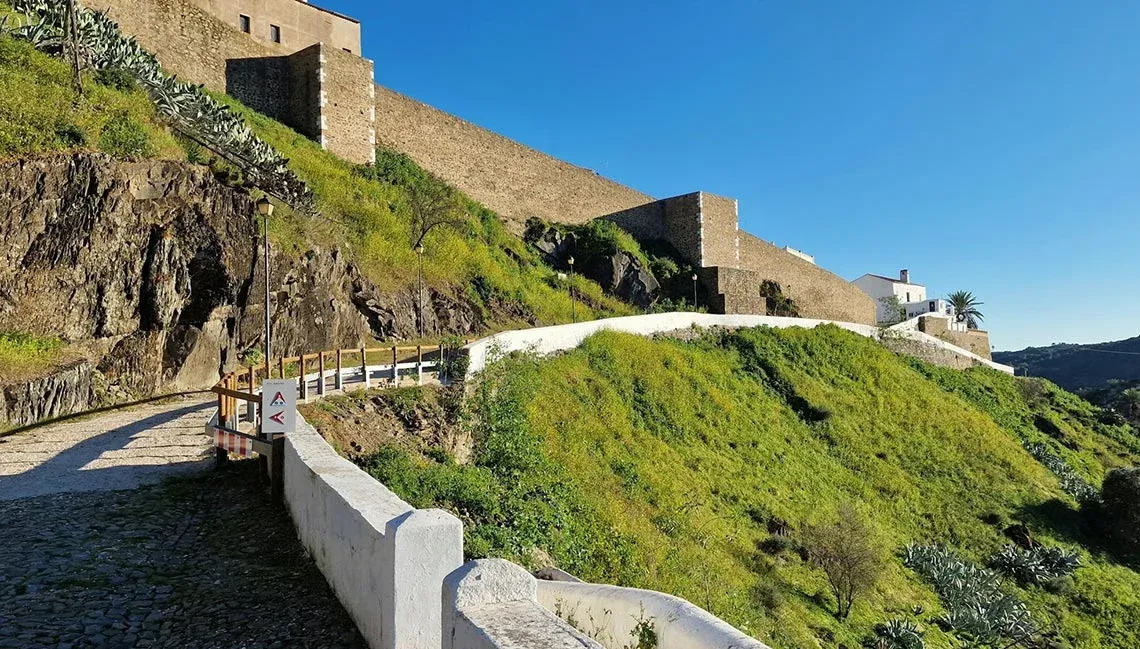 Castelo histórico com vista para paisagem verdejante, ideal para Horta de Bufenha.