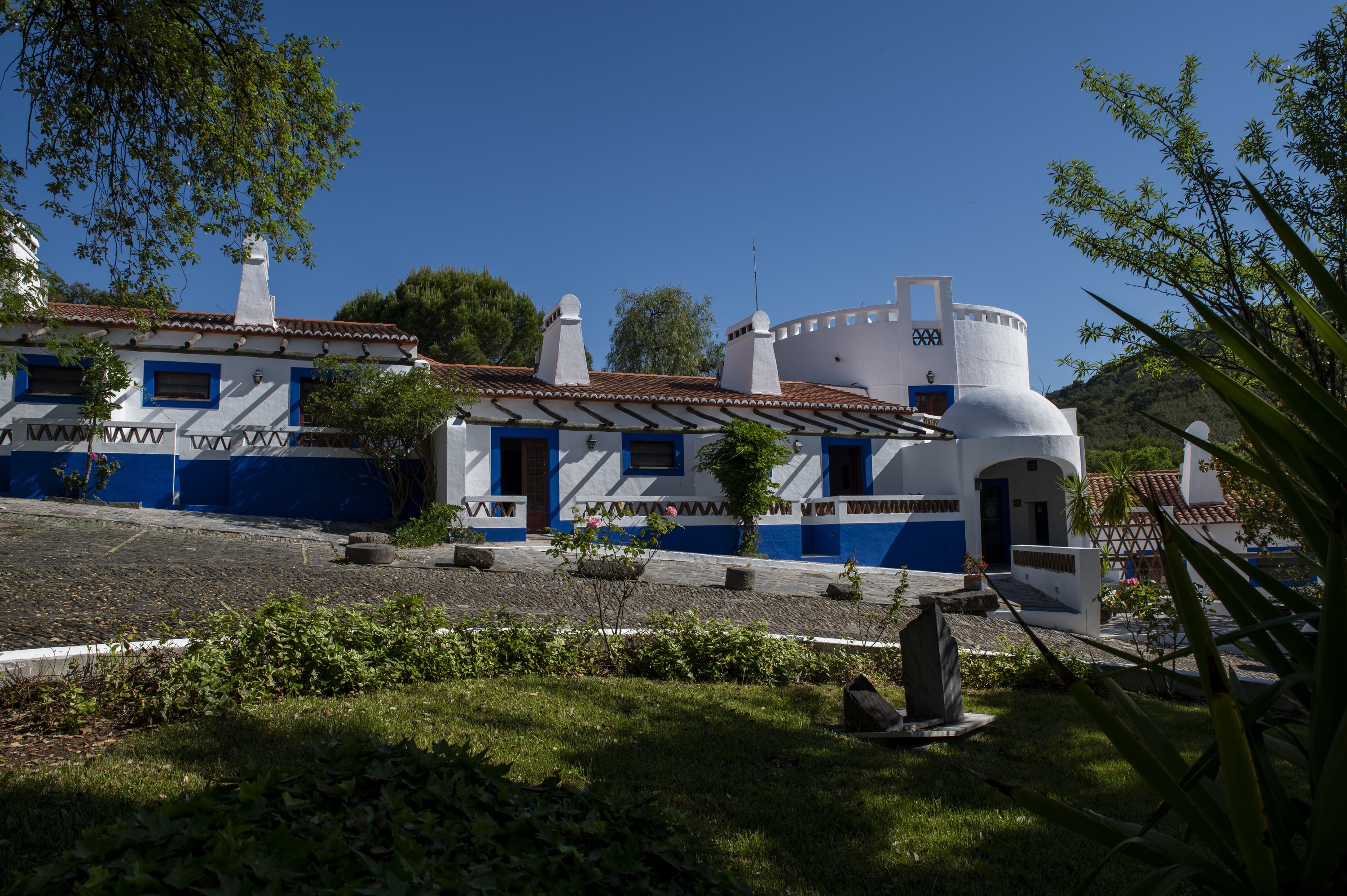 uma longa mesa e cadeiras em frente a uma pizzaria