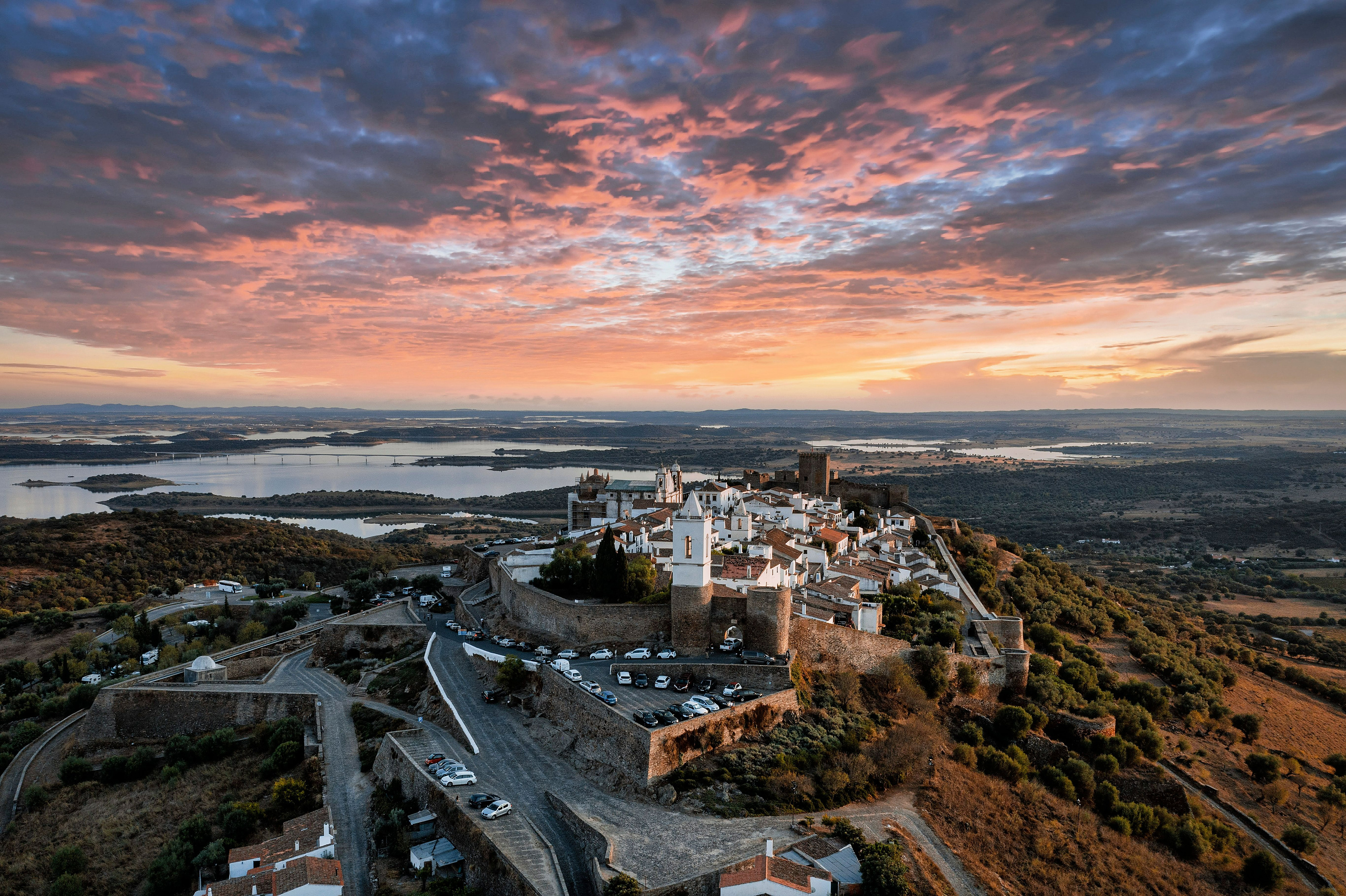 Pousada Castelo de Marvão: vista panorâmica do pôr do sol sobre a vila e o lago Horta da Moura