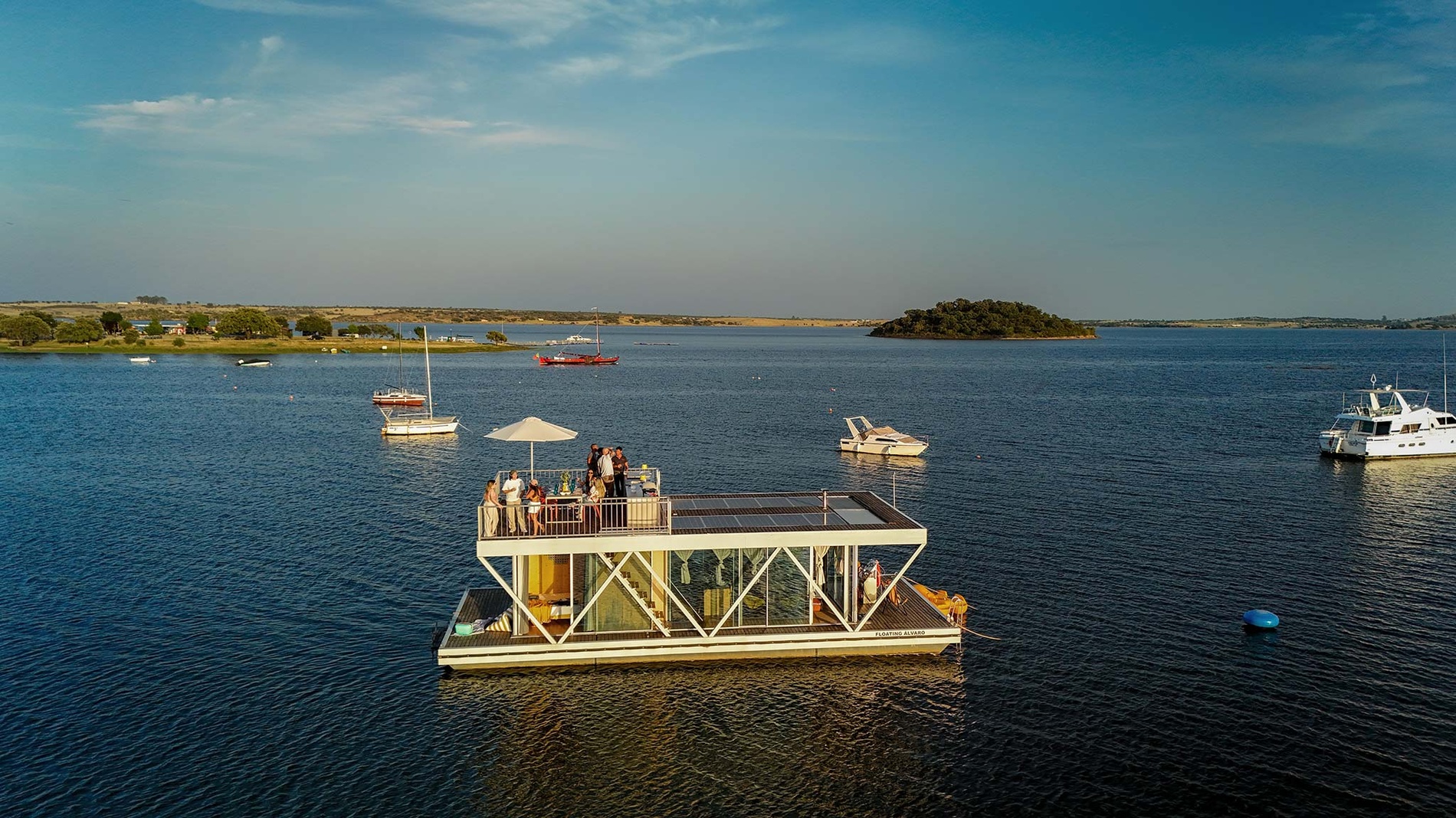 Casa flutuante moderna com vista para a Horta da Moura, perfeita para umas férias únicas.