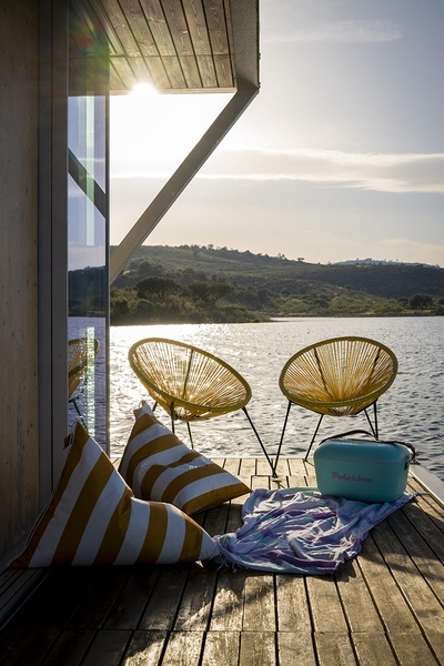 Terraço da Casa Aqua com espreguiçadeiras e vista para o mar, perfeito para relaxar.