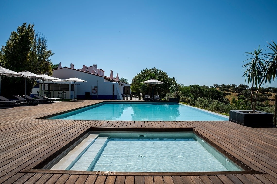 um homem está derramando comida em um pedaço de pão