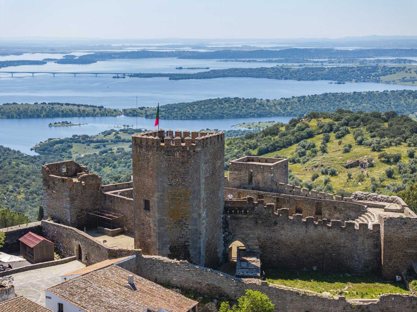 Castillo histórico Horta da Moura con vistas al lago y al puente