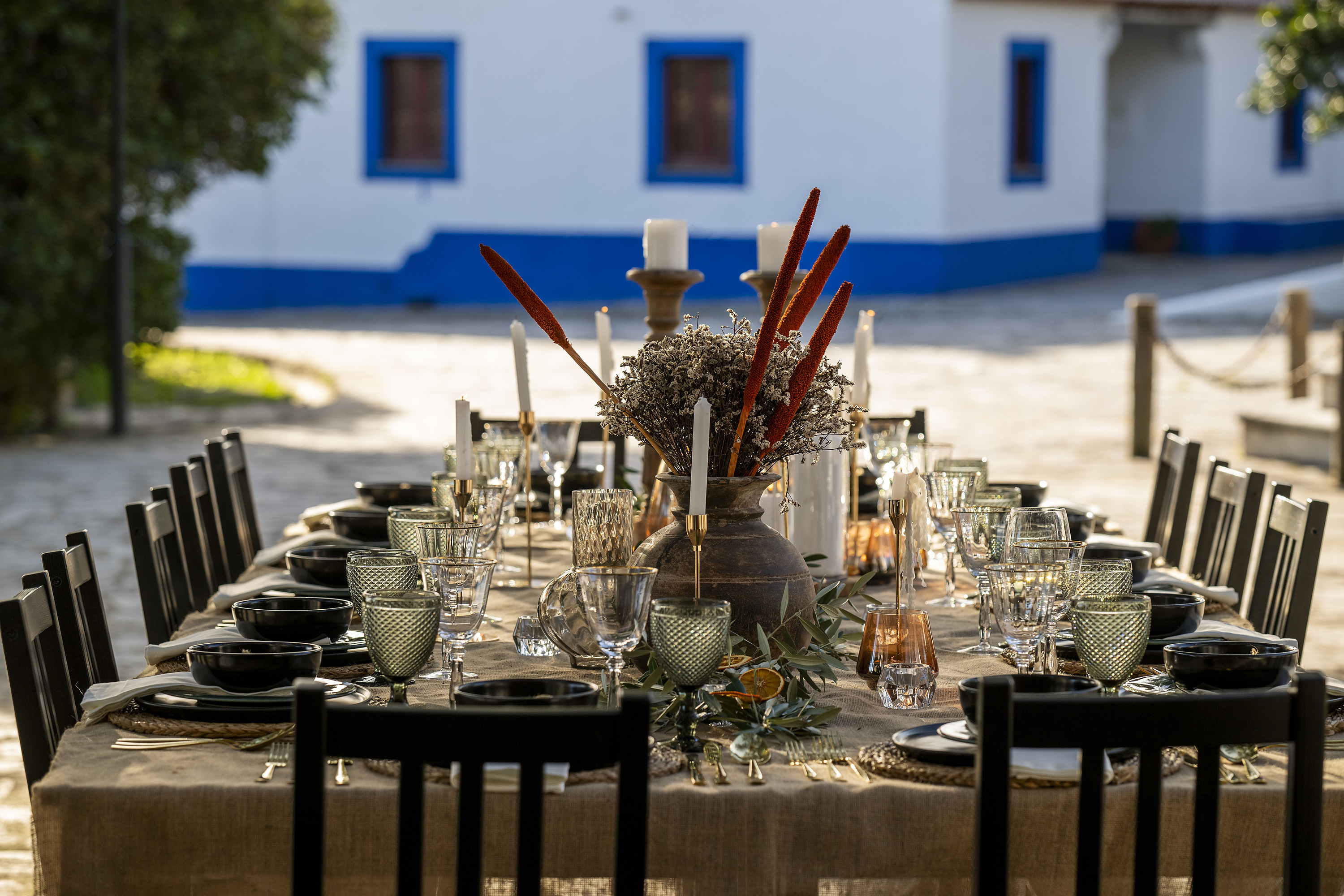Restaurante Horta da Moura con vistas al campo y mesas elegantes.