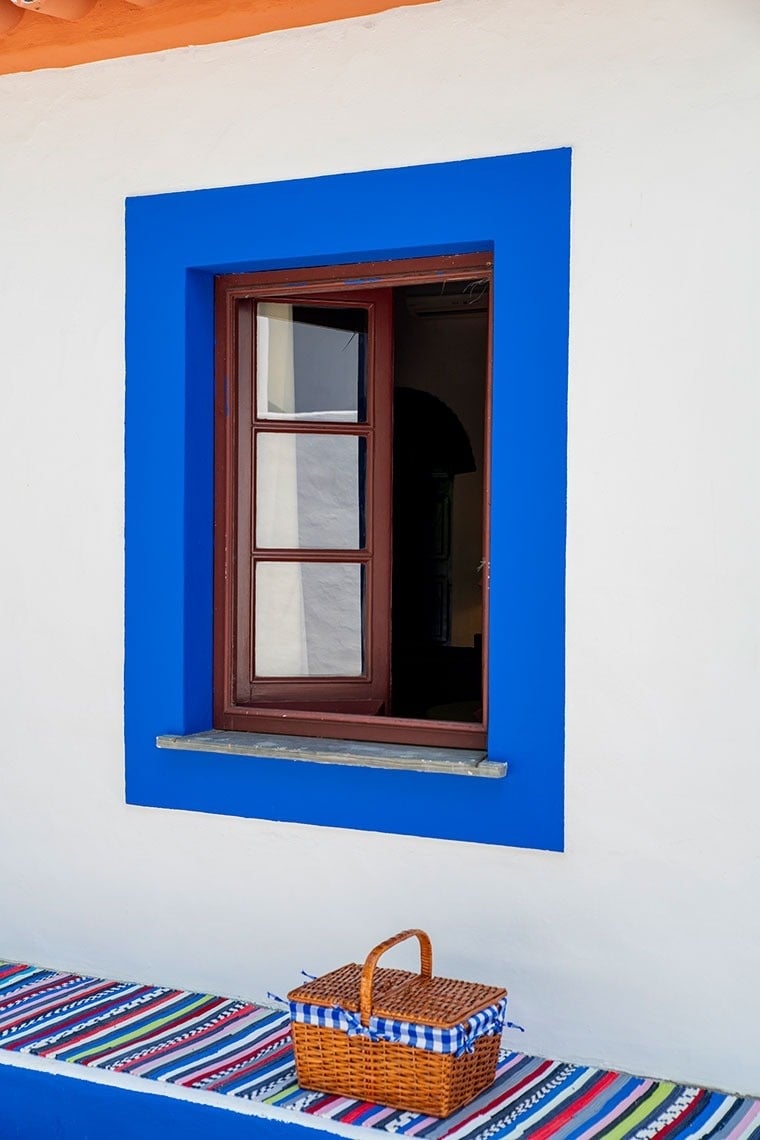 the sun is shining through the trees on a sunny day