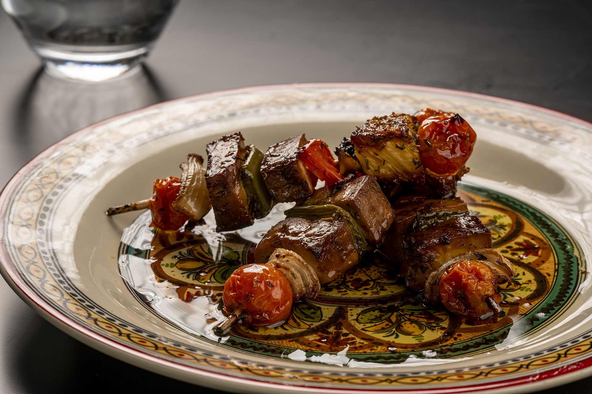 Restaurante | Horta da Moura Boutique Hotel: Espetadas suculentas com tomate e legumes no prato.
